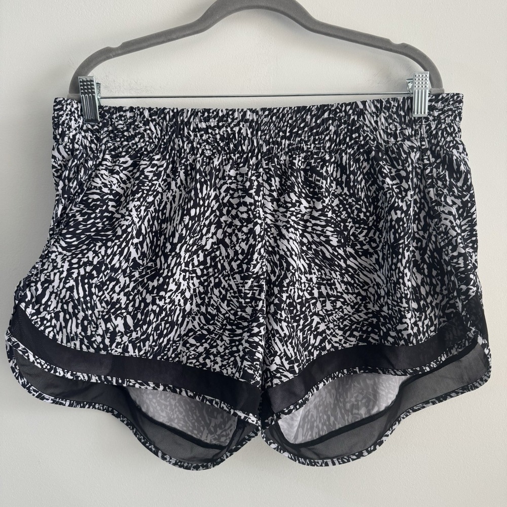 Athleta Lined Mesh Racer Run 4" Shorts Women's XL Black white Geometric Shorts